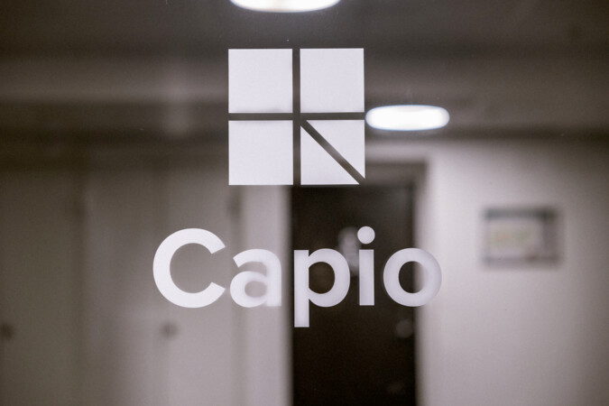 capio logotyp på dörr