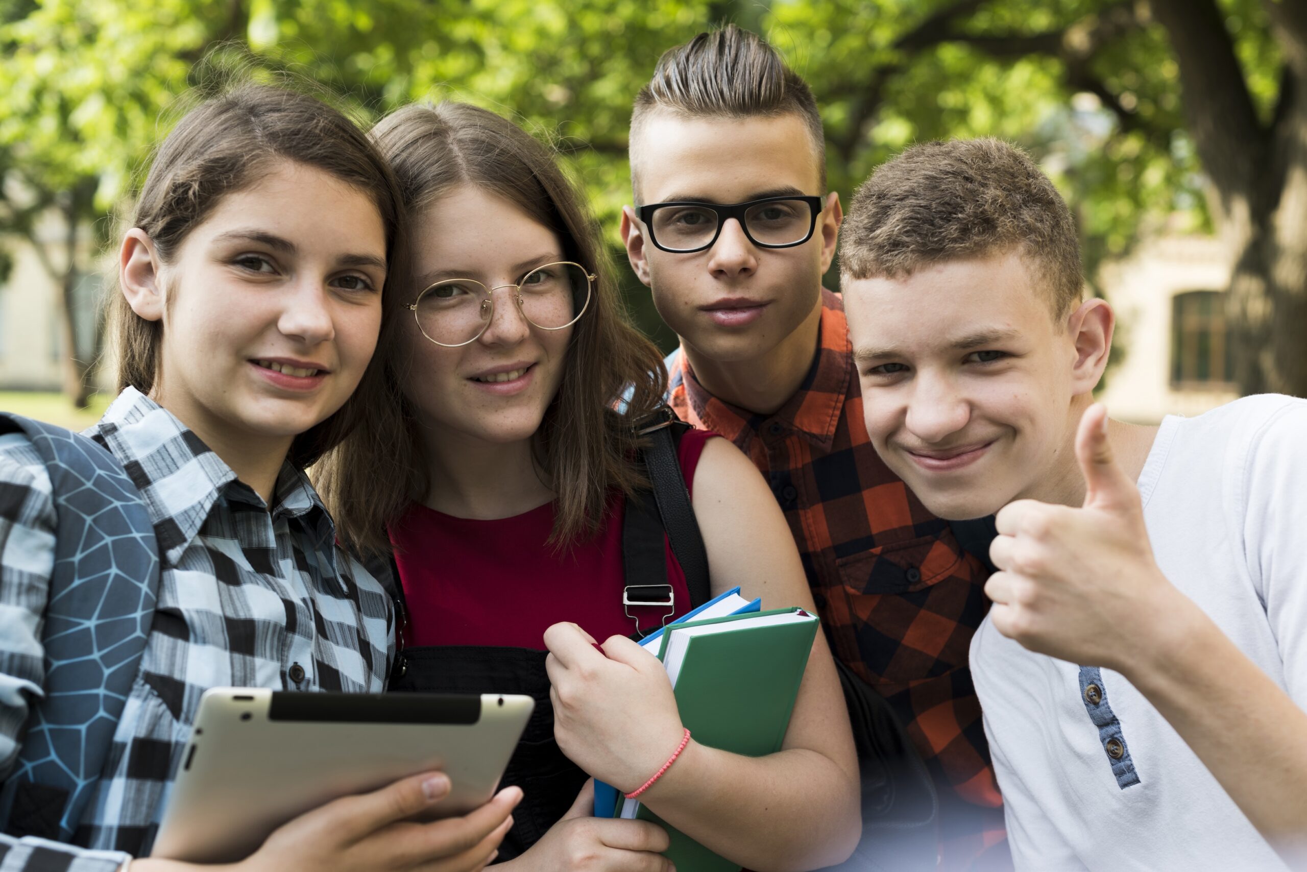 Gros plan sourire amis adolescentes