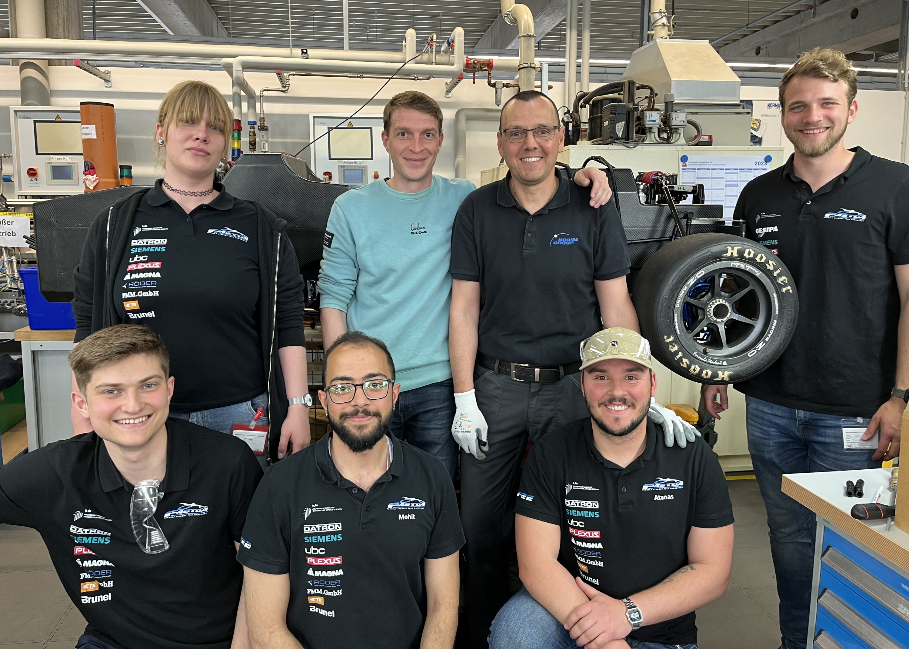 Members of the FaSTDa student racing team received support from NORMA Group employees during installation.