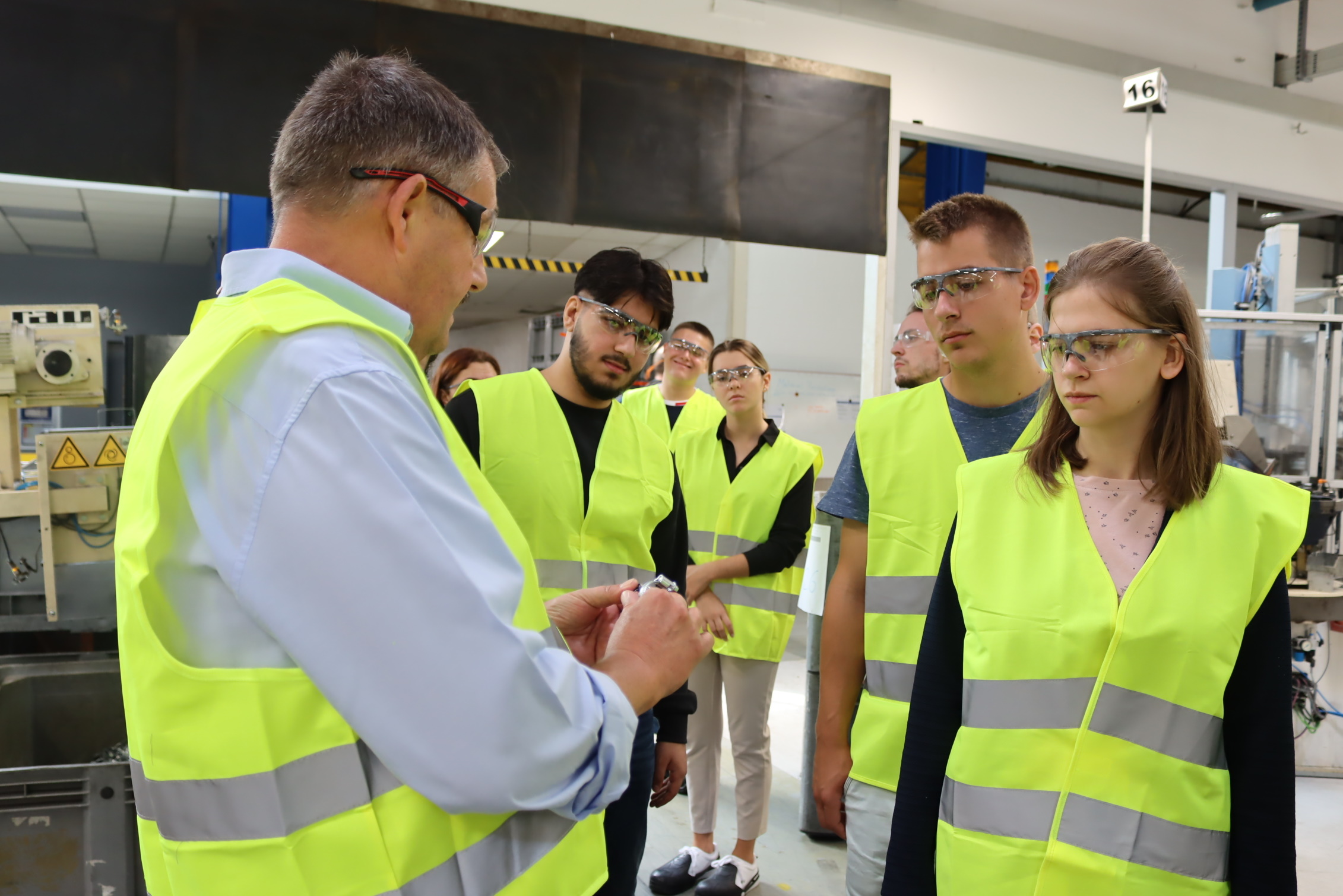 Training manager Pawel Eck shows the production halls to the new apprentices and dual students