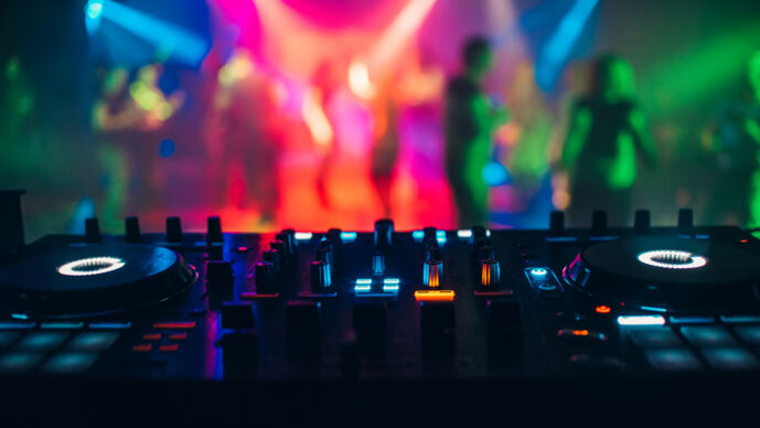 DJ-mixer och publik
