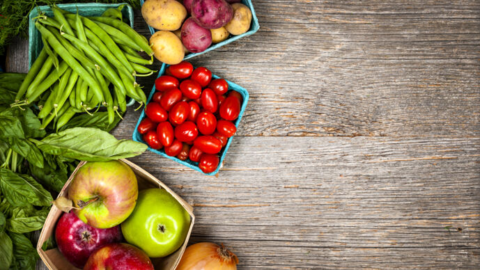 Färska frukter och grönsaker på bord