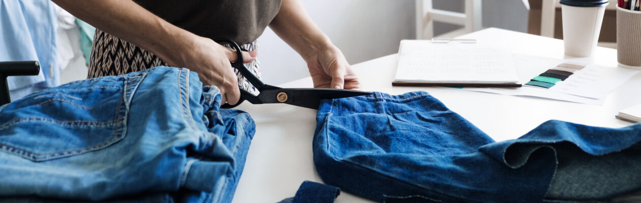 kvinna klipper i ett par jeans