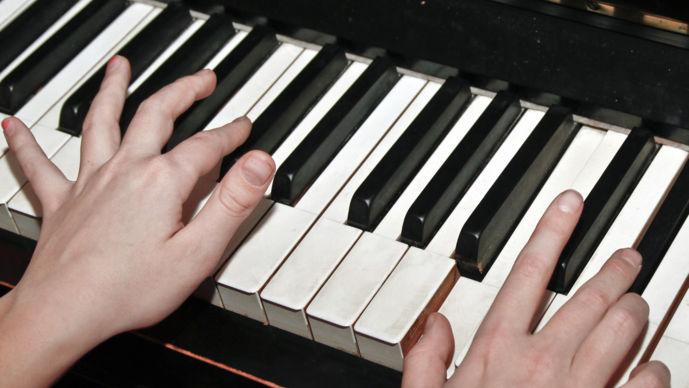 Händer som spelar piano