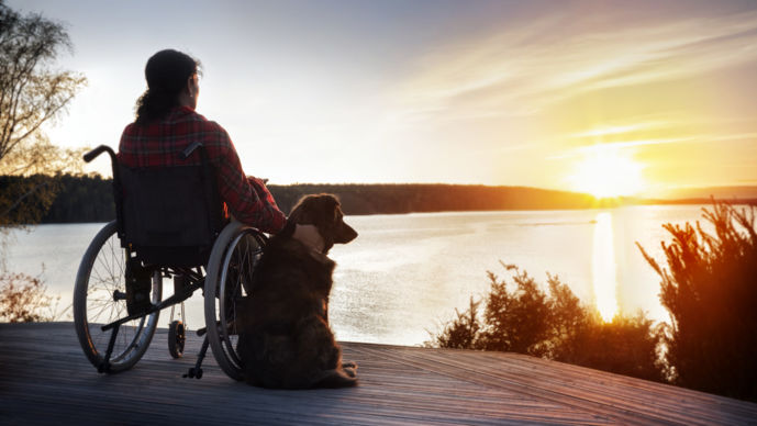 Kvinna i rullstol med hund